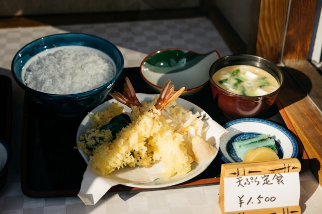 Best cheap eats in Tokyo under ¥1000 – gyudon, ramen, curry, onigiri, and more